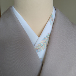 刺繍半衿 羽が舞う 白 段染め糸で 和装小物（帯・半襟） 刺繍好日
