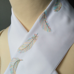 刺繍半衿　羽が舞う　白　段染め糸で　 2枚目の画像