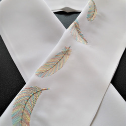 刺繍半衿　羽が舞う　白　段染め糸で　 3枚目の画像