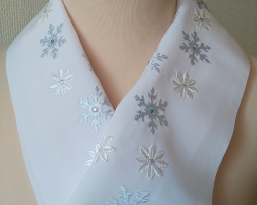 刺繍半衿 雪の結晶と雪の花 首元でチラチラっと輝くライン