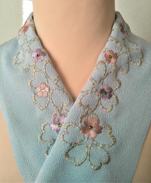 刺繍半衿　桜　ラインストーンと段染糸　薄水色 1枚目の画像