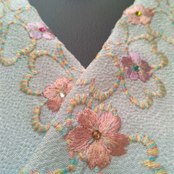 刺繍半衿　桜　ラインストーンと段染糸　薄水色 3枚目の画像