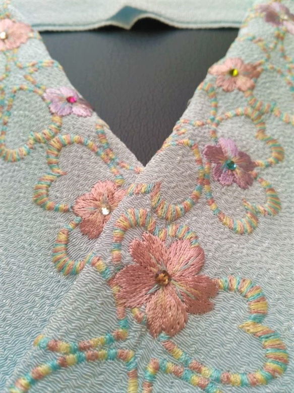 刺繍半衿　桜　ラインストーンと段染糸　薄水色 3枚目の画像