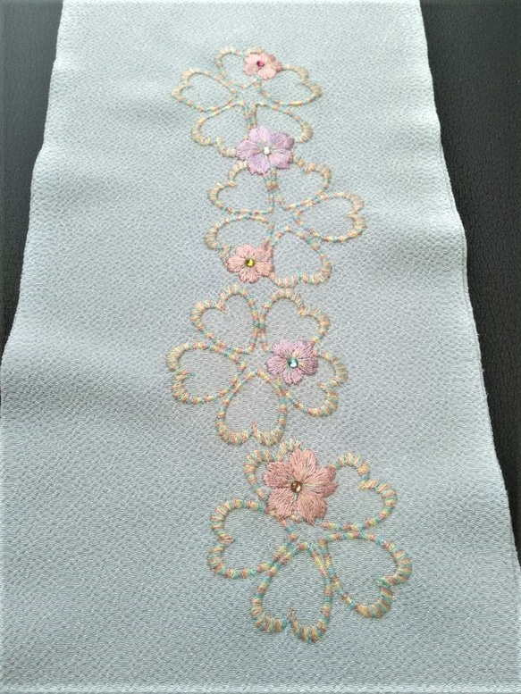 刺繍半衿　桜　ラインストーンと段染糸　薄水色 4枚目の画像
