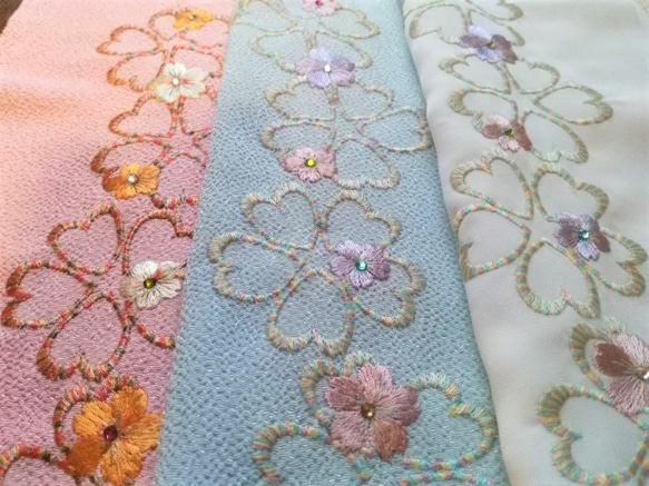 刺繍半衿　桜　ラインストーンと段染糸　薄水色 5枚目の画像