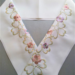 刺繍半衿　桜　ラインストーンと段染糸　白 3枚目の画像