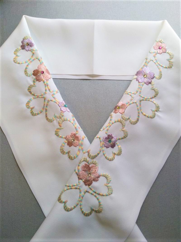 刺繍半衿　桜　ラインストーンと段染糸　白 3枚目の画像