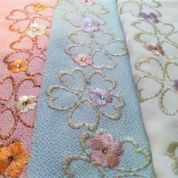 刺繍半衿　桜　ラインストーンと段染糸　白 5枚目の画像