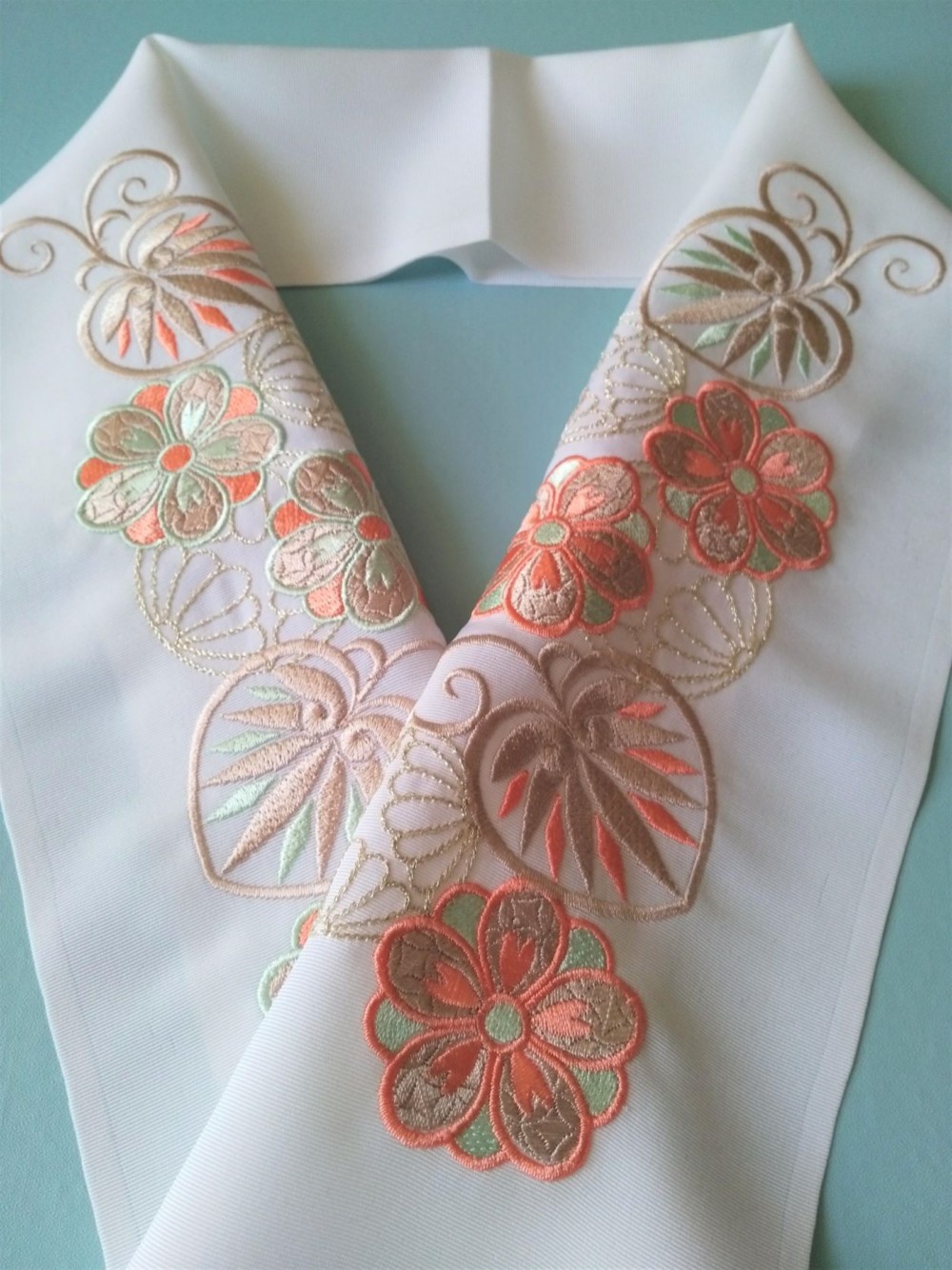 予約販売 半襟／豪華手刺繍／黒地に菊／古典柄 着物・浴衣