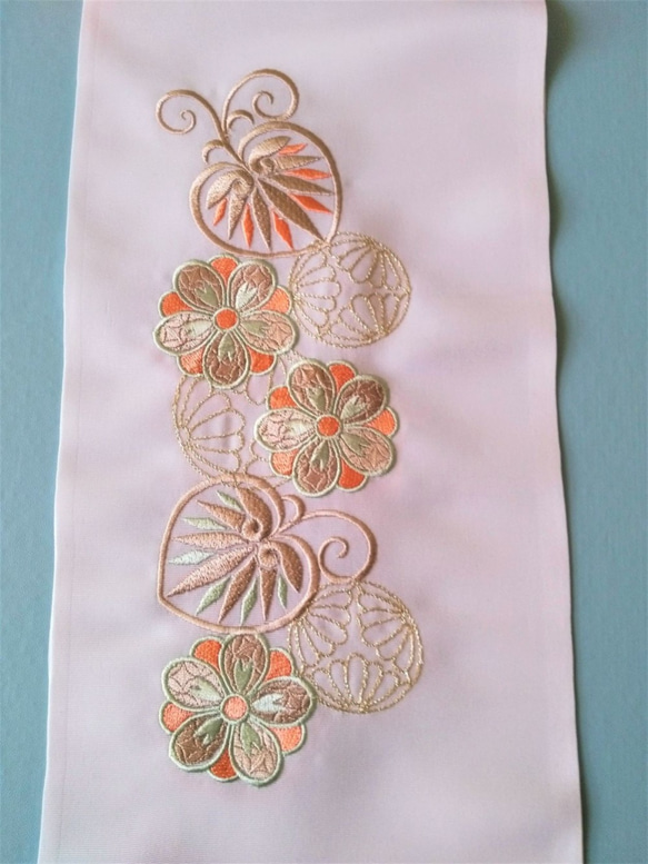 刺繍半衿 可愛い古典柄（菊・葵・手毬）成人式 3枚目の画像