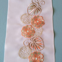 刺繍半衿 可愛い古典柄（菊・葵・手毬）成人式 4枚目の画像
