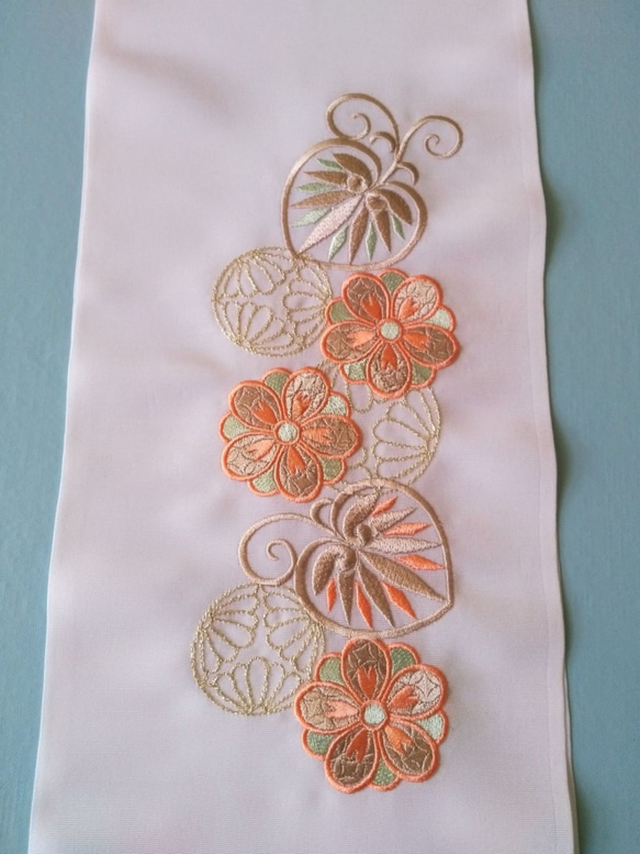 刺繍半衿 可愛い古典柄（菊・葵・手毬）成人式 4枚目の画像