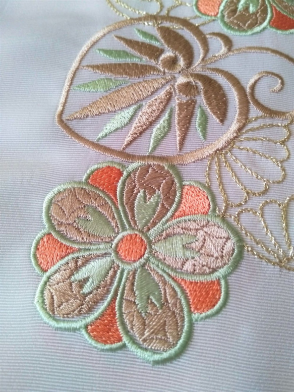 刺繍半衿 可愛い古典柄（菊・葵・手毬）成人式 5枚目の画像