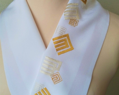長襦袢　縮緬の刺繍半衿付き　源氏香　着物 長襦袢 縮緬の刺繍半衿付き 源氏香 着物
