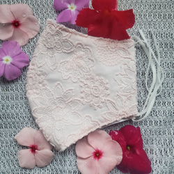 再販❗×3　ベビーピンク大きなお花　レース刺繍マスク　裏地抗菌防臭トリプルガーゼ 1枚目の画像