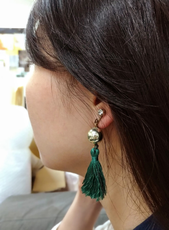(已售完，不再補貨)墨綠流蘇金珠耳環(水鑽耳針，可改夾) 第2張的照片
