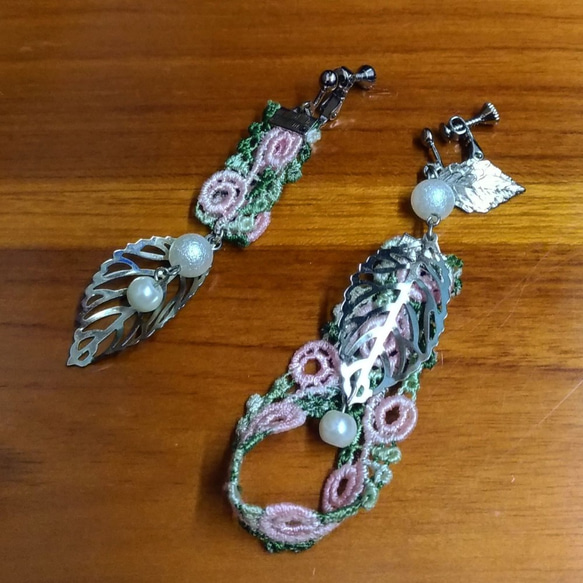 睡美人-花草色刺繡蕾絲不對稱手工耳環(不鏽鋼耳鈎) 第2張的照片