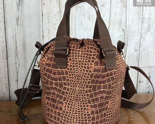 コロンとした丸底巾着ショルダーバッグ・ワニ革柄(ブラウン