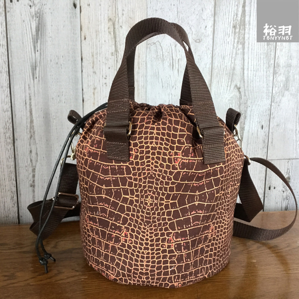 コロンとした丸底巾着ショルダーバッグ・ワニ革柄(ブラウン