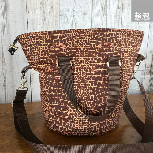 ハンドメイド ワニ型レザーバッグ ブラウン ハンドメイド ワニ型レザーバッグ ブラウン ハンドメイド ワニ型