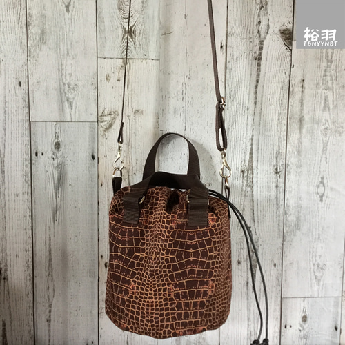 ハンドメイド ワニ型レザーバッグ ブラウン ハンドメイド ワニ型レザーバッグ ブラウン ハンドメイド ワニ型