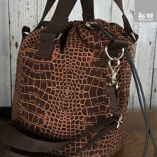 ハンドメイド ワニ型レザーバッグ ブラウン コロンとした丸底巾着ショルダーバッグ・ワニ革柄(ブラウン