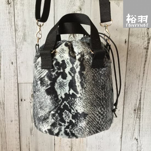 パイソン(ベロア生地)・コロンとした丸底巾着ショルダーバッグ・蛇柄 