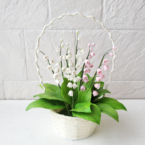 完売】クレイフラワー/パンフラワー白&ピンクのすずらんの花籠 アート