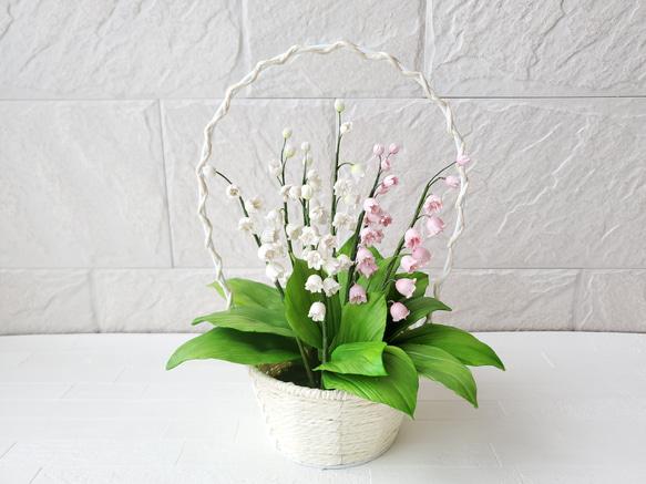 完売】クレイフラワー/パンフラワー白&ピンクのすずらんの花籠 アート
