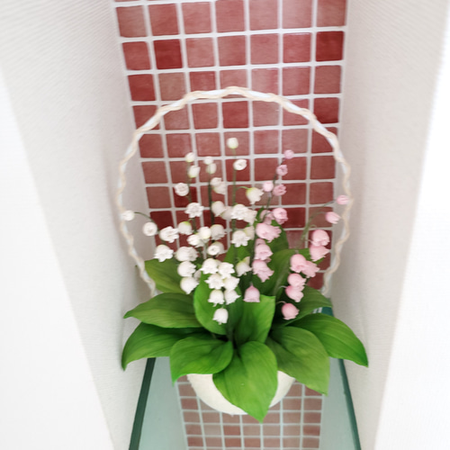 完売】クレイフラワー/パンフラワー白&ピンクのすずらんの花籠 アート