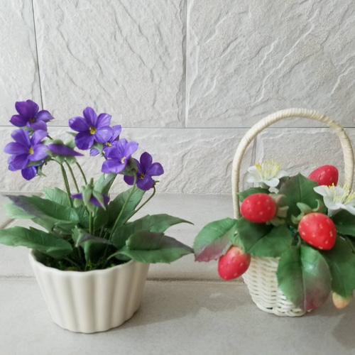 完売】クレイフラワー すみれとイチゴの花かご アートフラワー