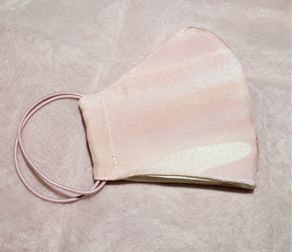 ☆シルクマスク☆送料無料☆高級シルクの上品な薄いピンク色の女性用立体布マスク  ☆ 3枚目の画像