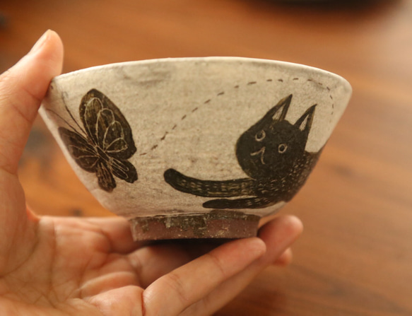猫と蝶のお茶碗 1枚目の画像
