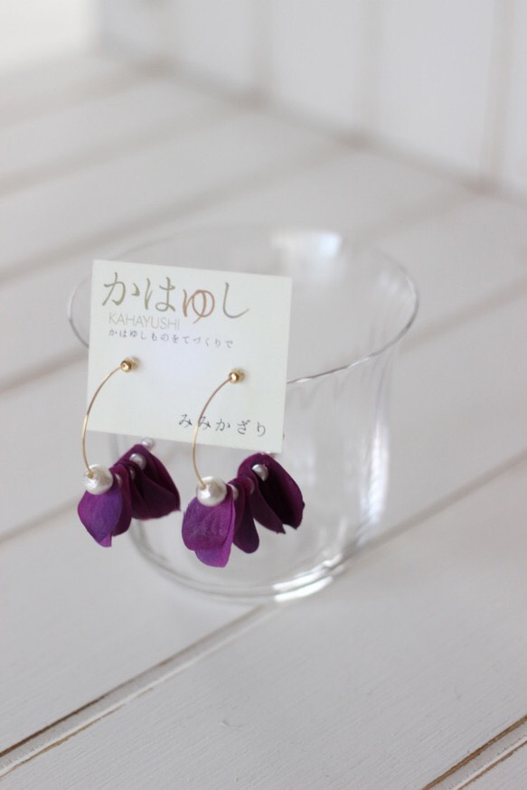 かはゆし♡紫陽花の花びらとコットンパールのフープピアス〜秋紫〜 4枚目の画像