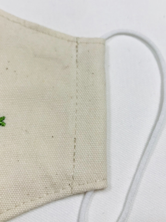 即納】グリーン刺繍 生成りベージュ レディースサイズ サラッとした布製 立体 フィット マスク 5枚目の画像