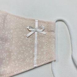 即納】2〜3歳用 小花柄 ベビーピンク色 リボン付き キッズマスク サラッとした布製 立体 フィット マスク 4枚目の画像