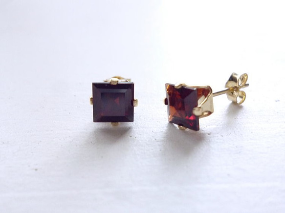 Square Garnet ピアス 1枚目の画像