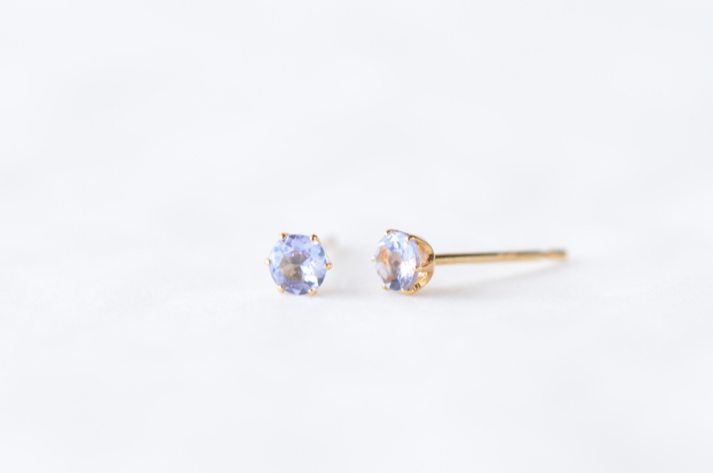 室外機 タンザナイトピアス｜K18YG｜３ミリ｜セカンドピアスとしてもお