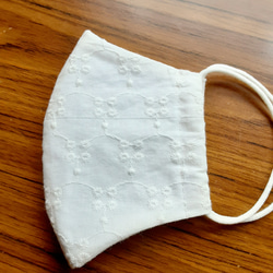白・刺繍 立体マスク 4枚目の画像