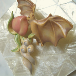 桃と蝙蝠のブローチ 3枚目の画像