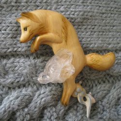 水晶と狐のブローチ 2枚目の画像