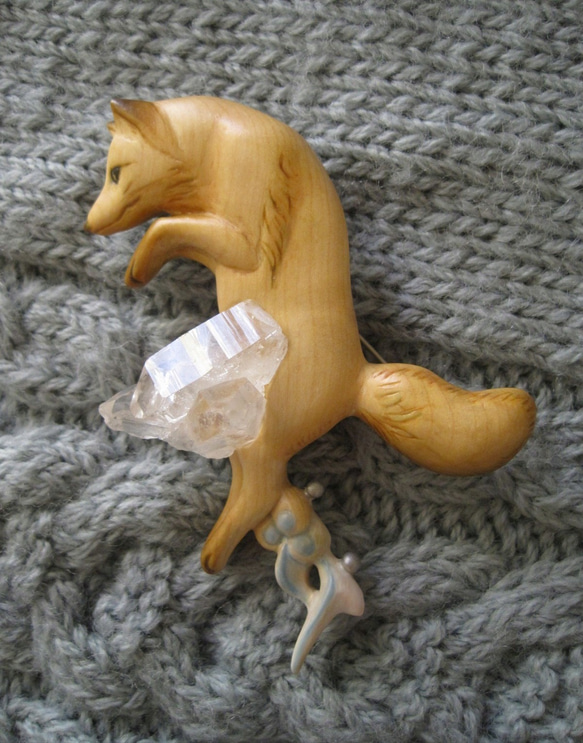 水晶と狐のブローチ 3枚目の画像
