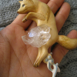 水晶と狐のブローチ 5枚目の画像
