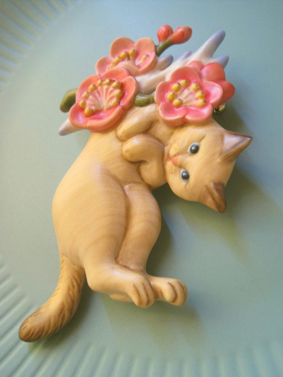 お花見猫のブローチ 2枚目の画像