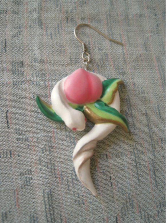 桃と白蛇の耳飾り（1ピース） 2枚目の画像