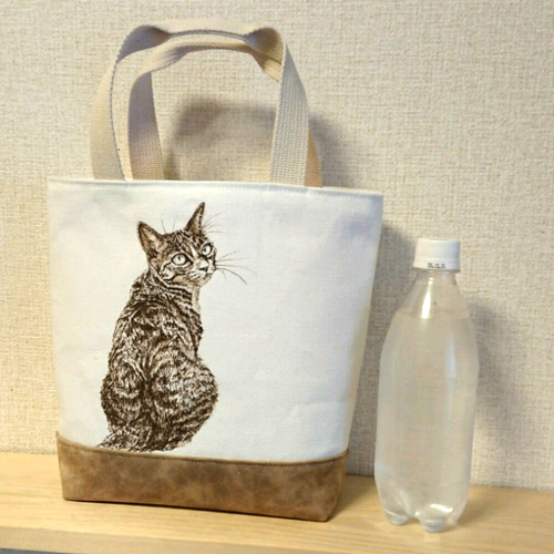 SALE】振り向くキジトラ猫トートバッグ 小 ベージュ トートバッグ 