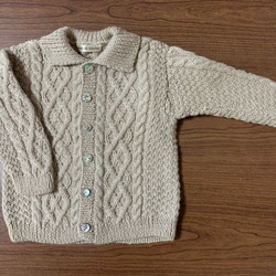 送料込み１１０サイズ　アラン模様の手編みの子供用ジャケット　ベージュ 1枚目の画像