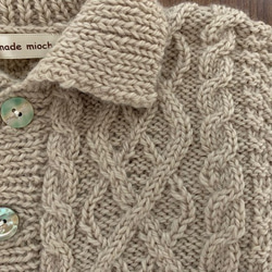 送料込み１１０サイズ　アラン模様の手編みの子供用ジャケット　ベージュ 3枚目の画像