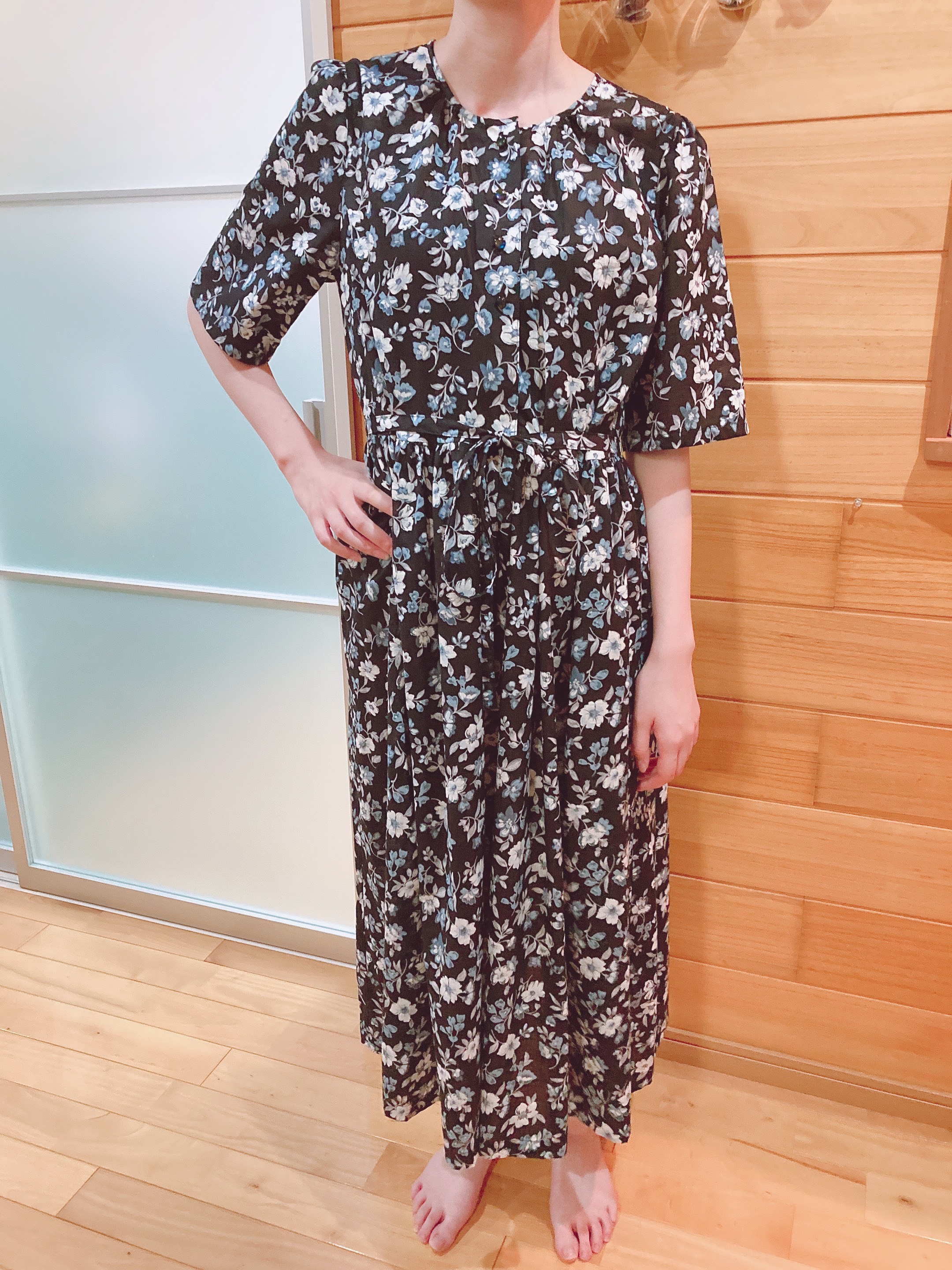 黒地ブルー花柄ワンピース