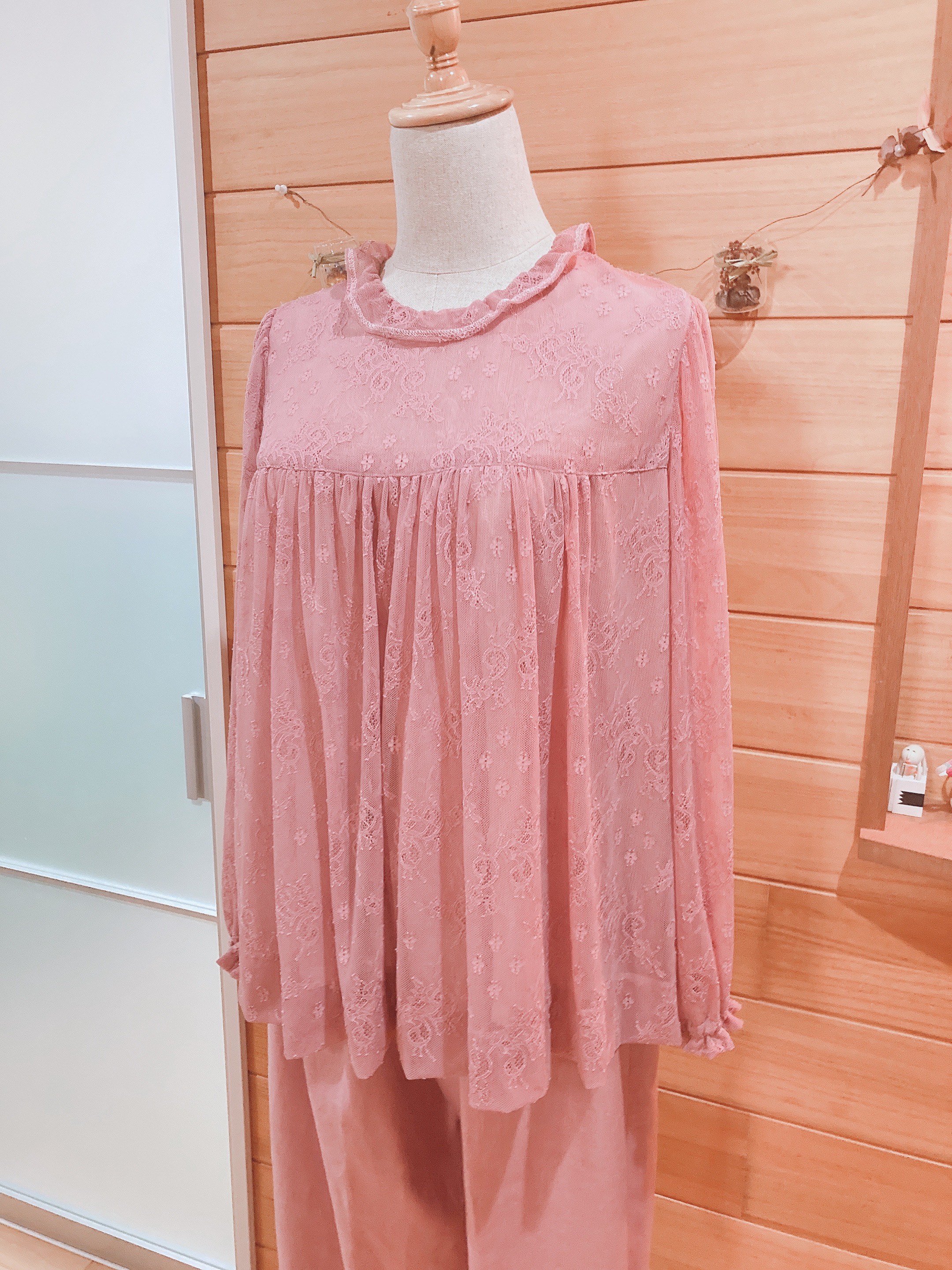 ピンクカラーストレッチレースブラウス